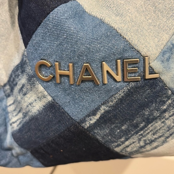 CHANEL DENIUM Shoulder Tote/Hobo Bag w Chanel snaps with charm - Picture 4 of 16